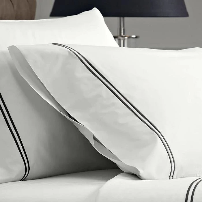 Funda de almohada de satén de hotel